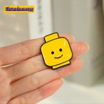 Pin Metálico – Cabeza de minifigura genénira armable - Imagen 2