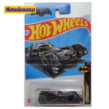 Hot Wheels Batmobile – Batman v Superman 1/5 (2/250) 🦇🚗 El Hot Wheels Batmobile – Batman v Superman es una impresionante miniatura inspirada en el poderoso vehículo utilizado por el Caballero de la Noche en la película Batman v Superman: Dawn of Justice. Este modelo forma parte de la Batman Series de Hot Wheels y destaca por su acabado negro con diseño blindado, líneas agresivas y estilo militarizado, capturando perfectamente la estética robusta y tecnológica del Batmobile visto en la película. Su apariencia imponente lo convierte en una pieza muy atractiva para coleccionistas y fanáticos del universo DC Comics. Ideal para quienes buscan Hot Wheels originales en Costa Rica, el Hot Wheels Batmobile Batman v Superman es una excelente adición para cualquier colección de autos Hot Wheels, especialmente para amantes de Batman, vehículos icónicos del cine y modelos temáticos de colección.